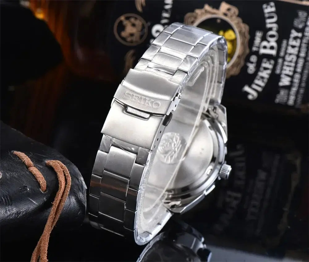 Seiko SRP747J stainless steel band close-up, automatic quartz diving watch, perfect for sports and classic fashion.